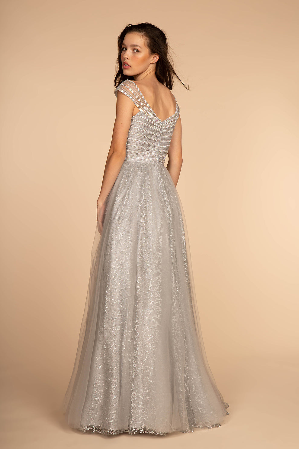 Vestido de fiesta o invitada de boda formal con escote en V, manga casquillo, corpiño de cuentas y falda en A de tul con purpurina