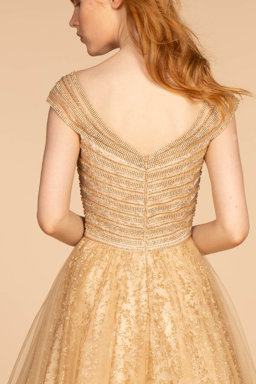 Vestido de fiesta o invitada de boda formal con escote en V, manga casquillo, corpiño de cuentas y falda en A de tul con purpurina