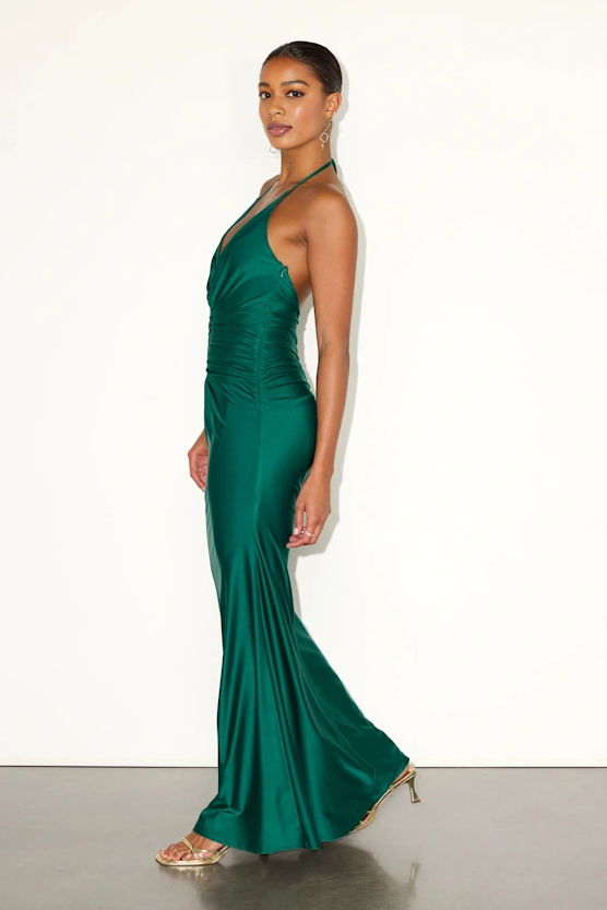 Vestido de sirena con cuello halter y espalda descubierta de satén fruncido maxi vestido de noche