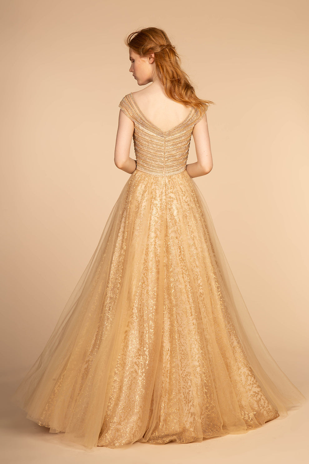 Vestido de fiesta o invitada de boda formal con escote en V, manga casquillo, corpiño de cuentas y falda en A de tul con purpurina
