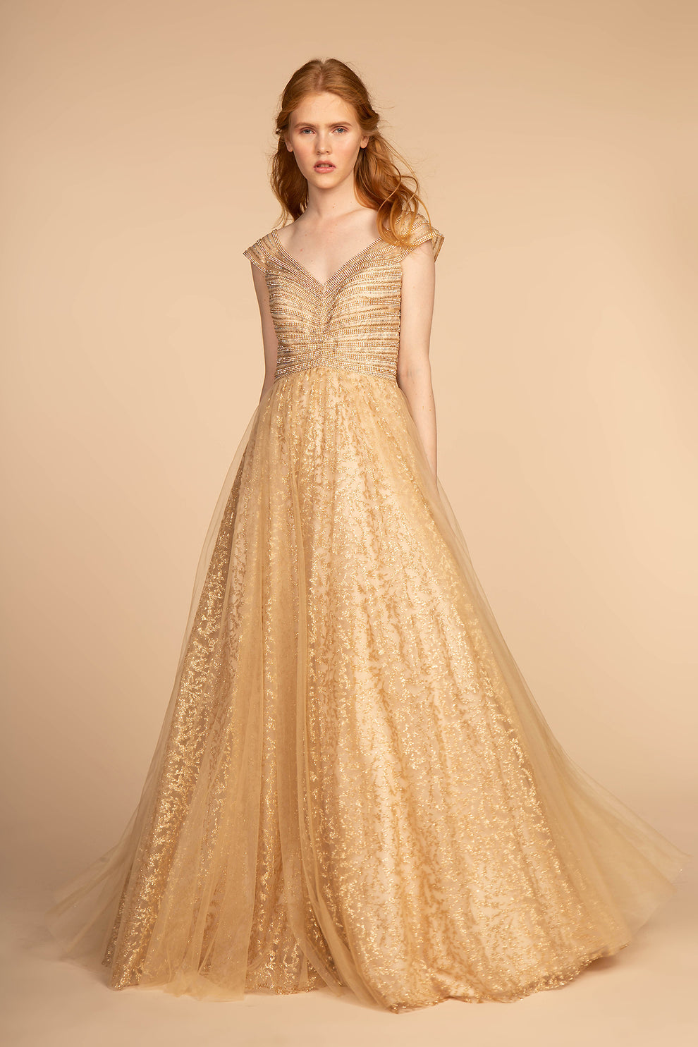 Vestido de fiesta o invitada de boda formal con escote en V, manga casquillo, corpiño de cuentas y falda en A de tul con purpurina