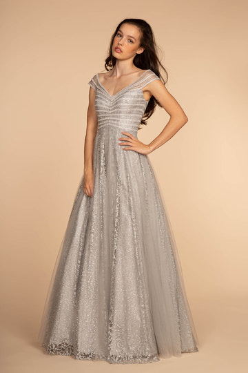 Vestido de fiesta o invitada de boda formal con escote en V, manga casquillo, corpiño de cuentas y falda en A de tul con purpurina