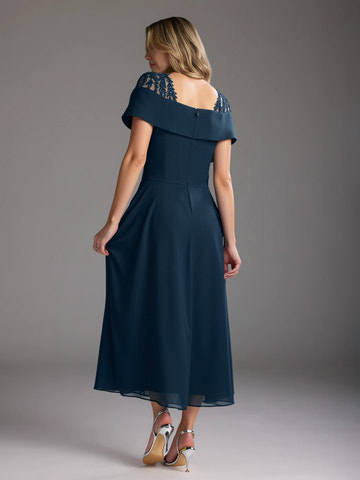 Elegante vestido midi de chifón con apliques de encaje azul marino – Traje formal de madrina