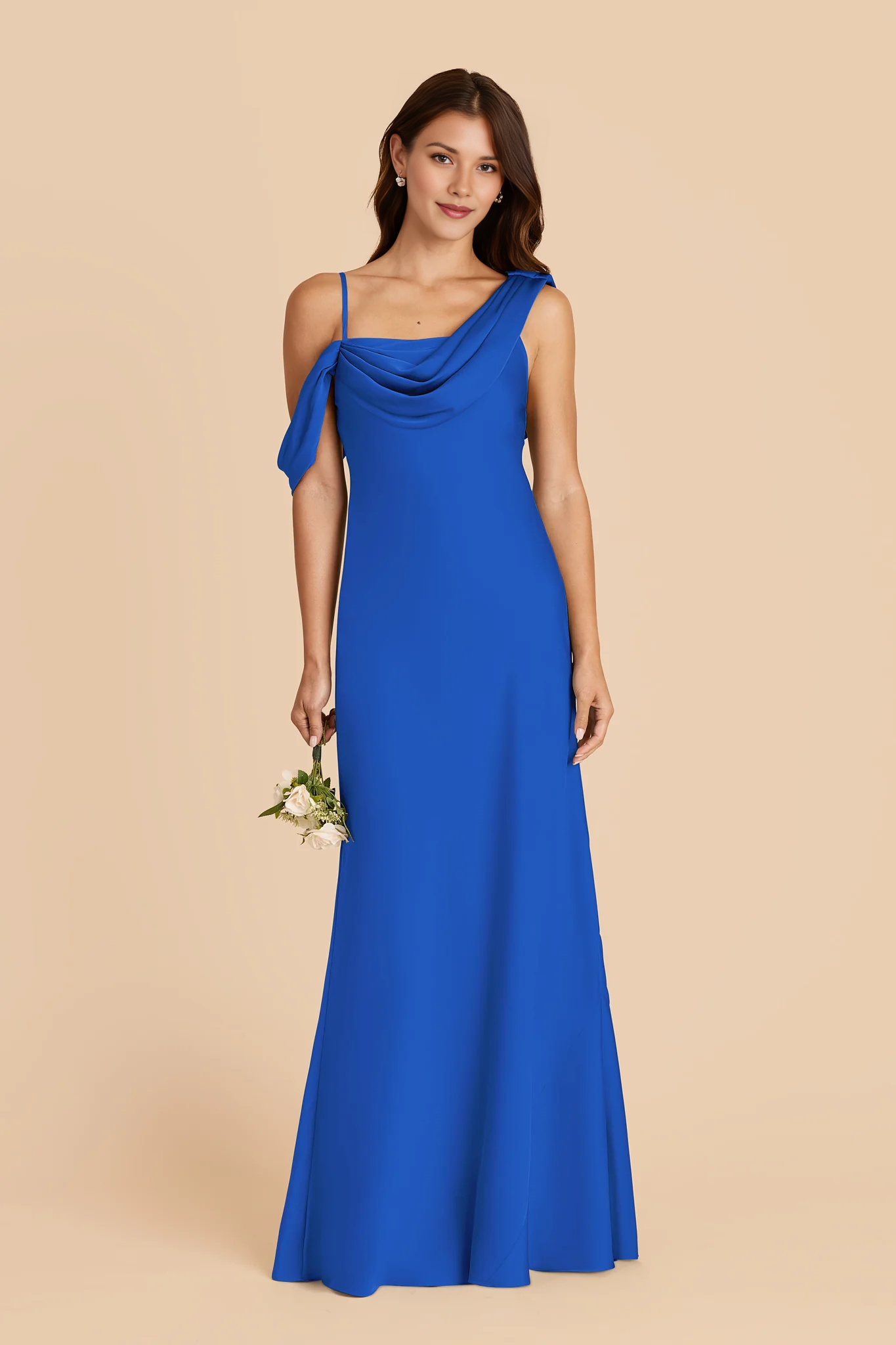 Vestido largo de dama de honor de satén tipo sirena con cuello desbocado asimétrico y hombros descubiertos