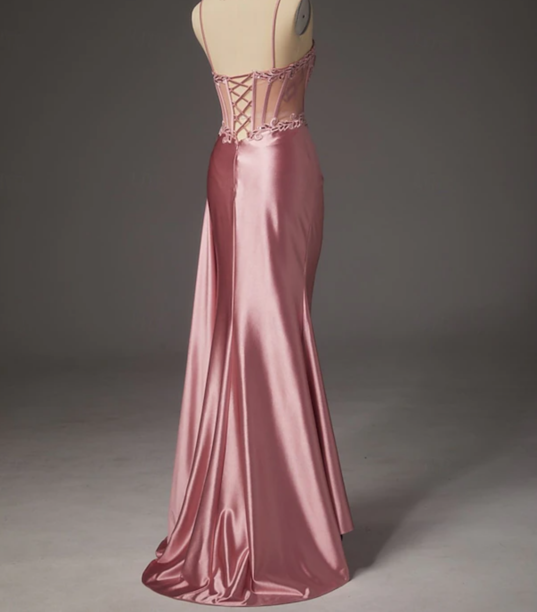 Vestido de noche tipo columna con sobrefalda, cola de barrido, escote corazón, sin mangas, tirantes finos, con aberturas fruncidas y apliques