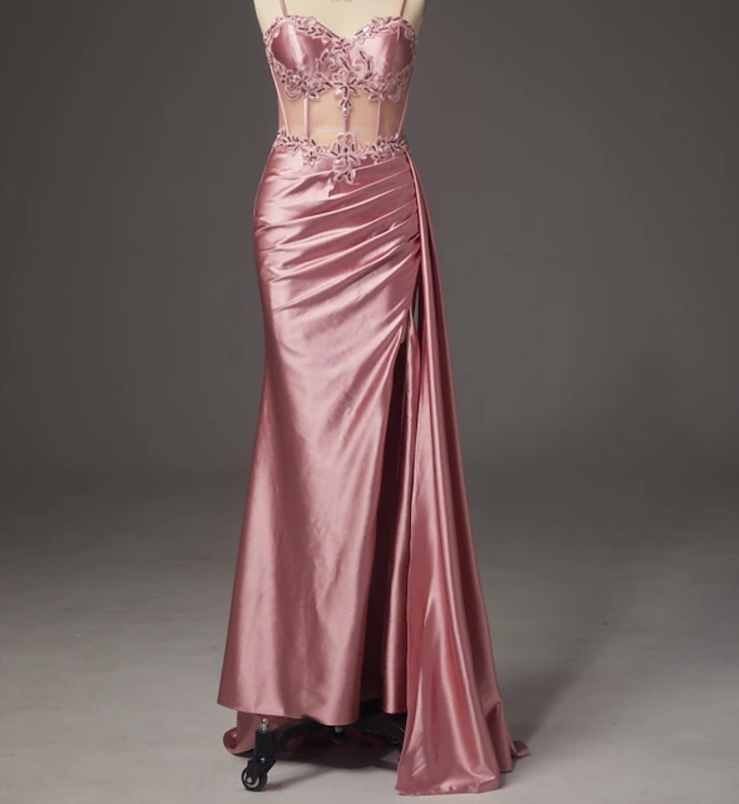Vestido de noche tipo columna con sobrefalda, cola de barrido, escote corazón, sin mangas, tirantes finos, con aberturas fruncidas y apliques