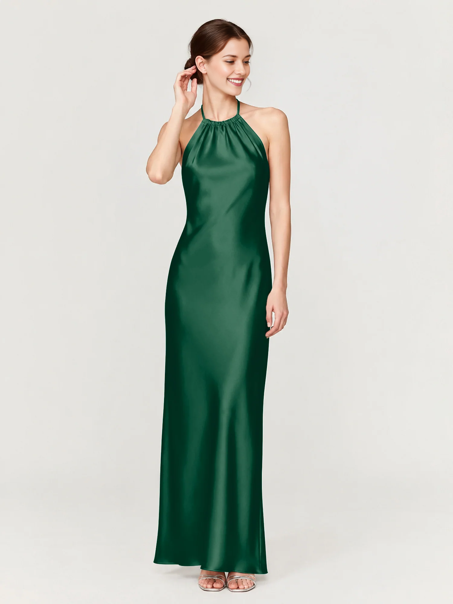 Vestido largo de dama de honor con hombros descubiertos, escote corazón, cintura plisada de tul y lazo en la espalda.