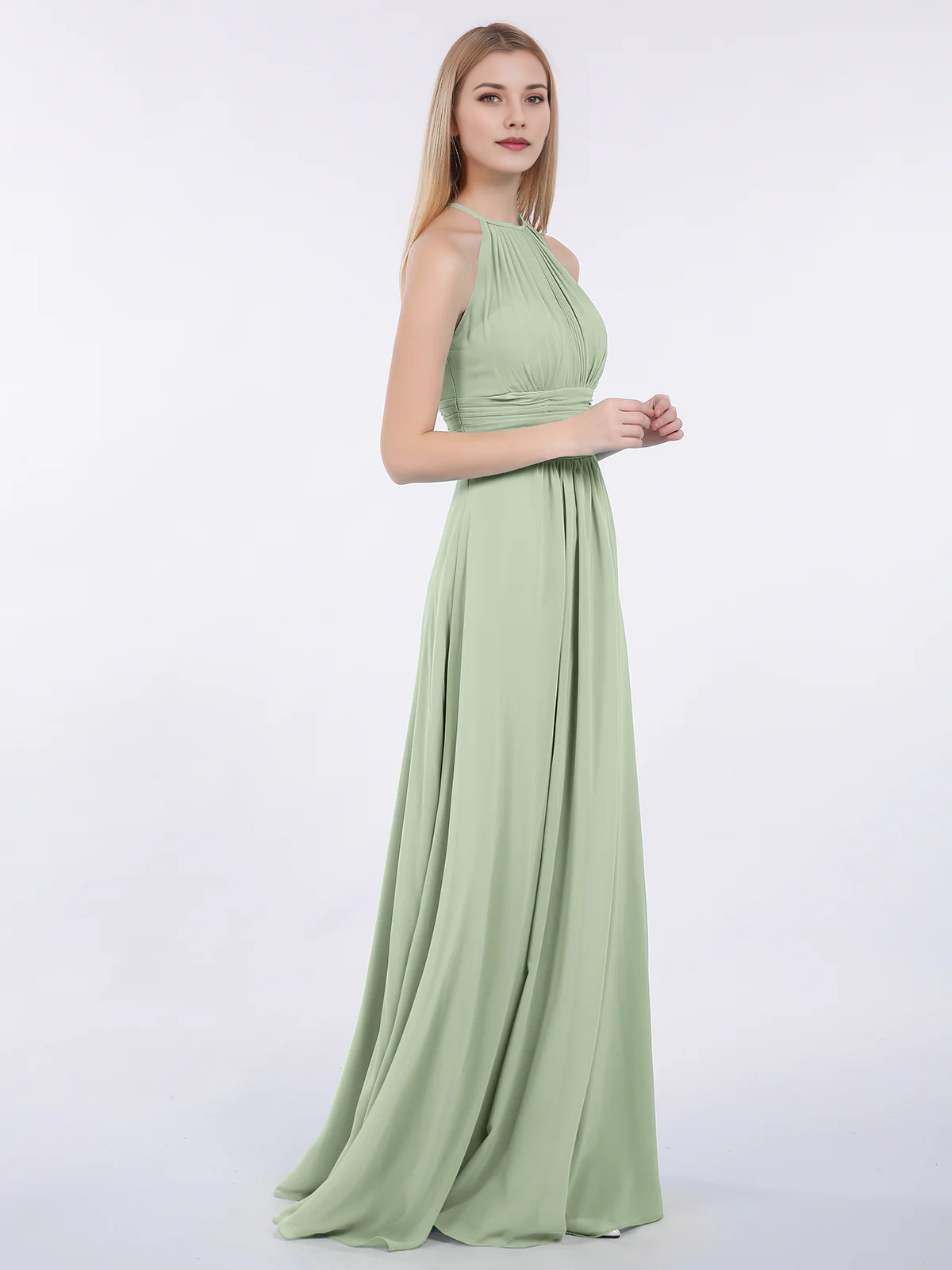 Vestido largo de dama de honor de chifón plisado con cuello alto, escote halter, espalda descubierta y bolsillos
