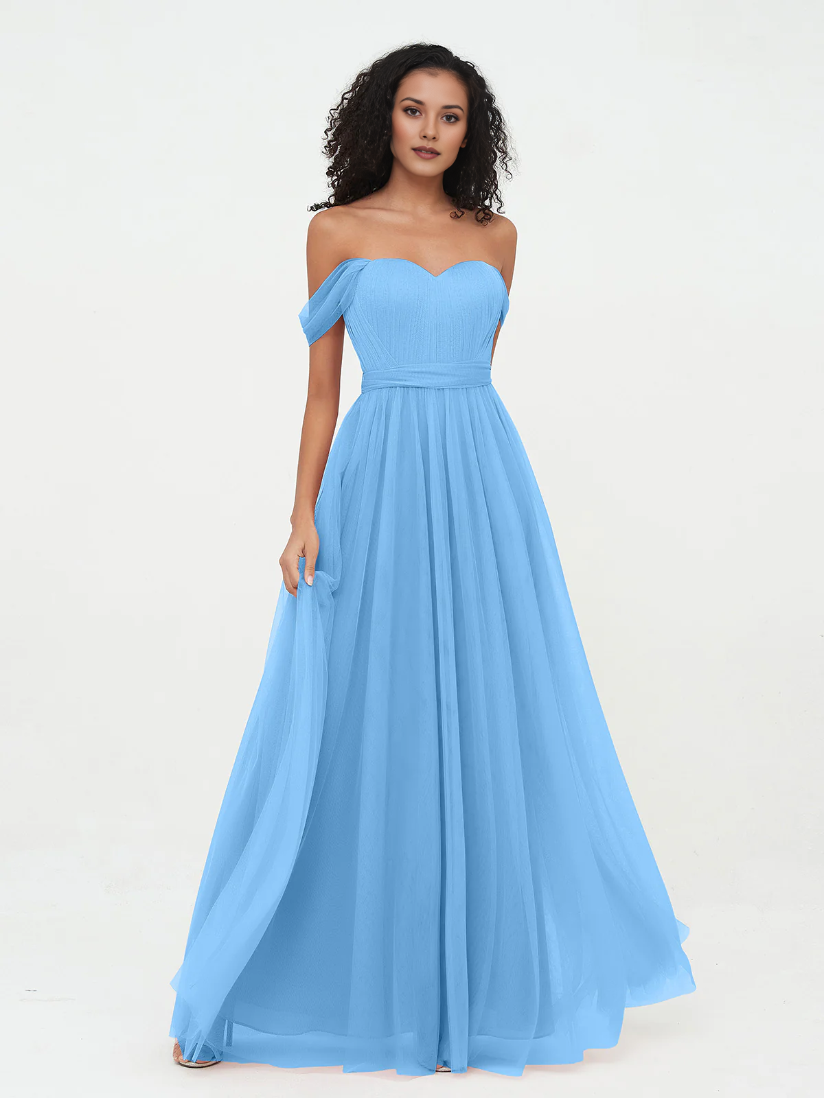 Vestido largo de dama de honor con hombros descubiertos, escote corazón, cintura plisada de tul y lazo en la espalda.