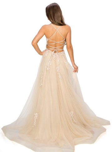 Vestido de gala línea A de tul color champán con tirantes, escote cuadrado y bordado de cuentas, ideal para fiesta de graduación o invitada de boda