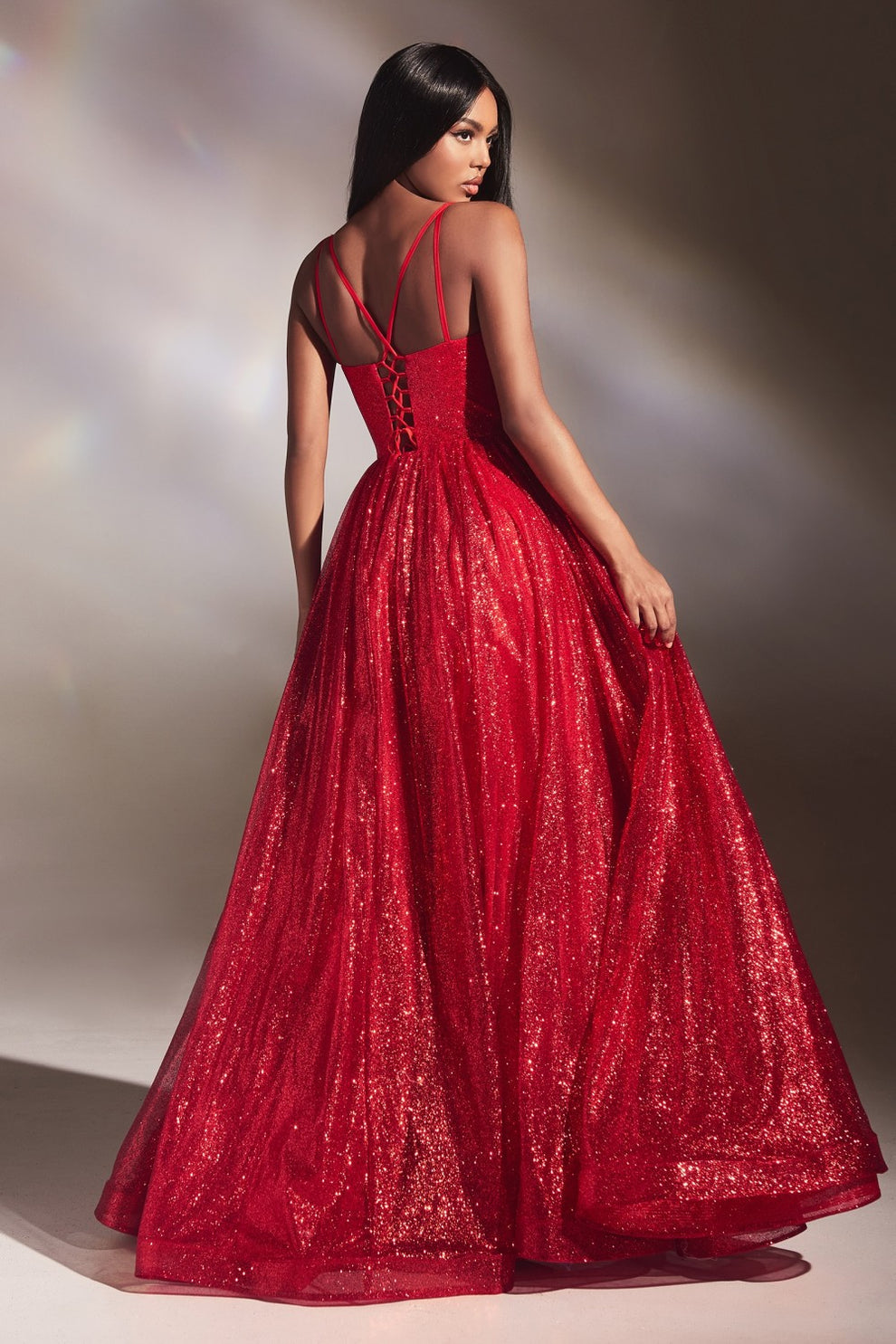 Vestido de gala de tul con tirantes finos, escote corazón y cintura ajustada, formal para graduación e invitadas de boda