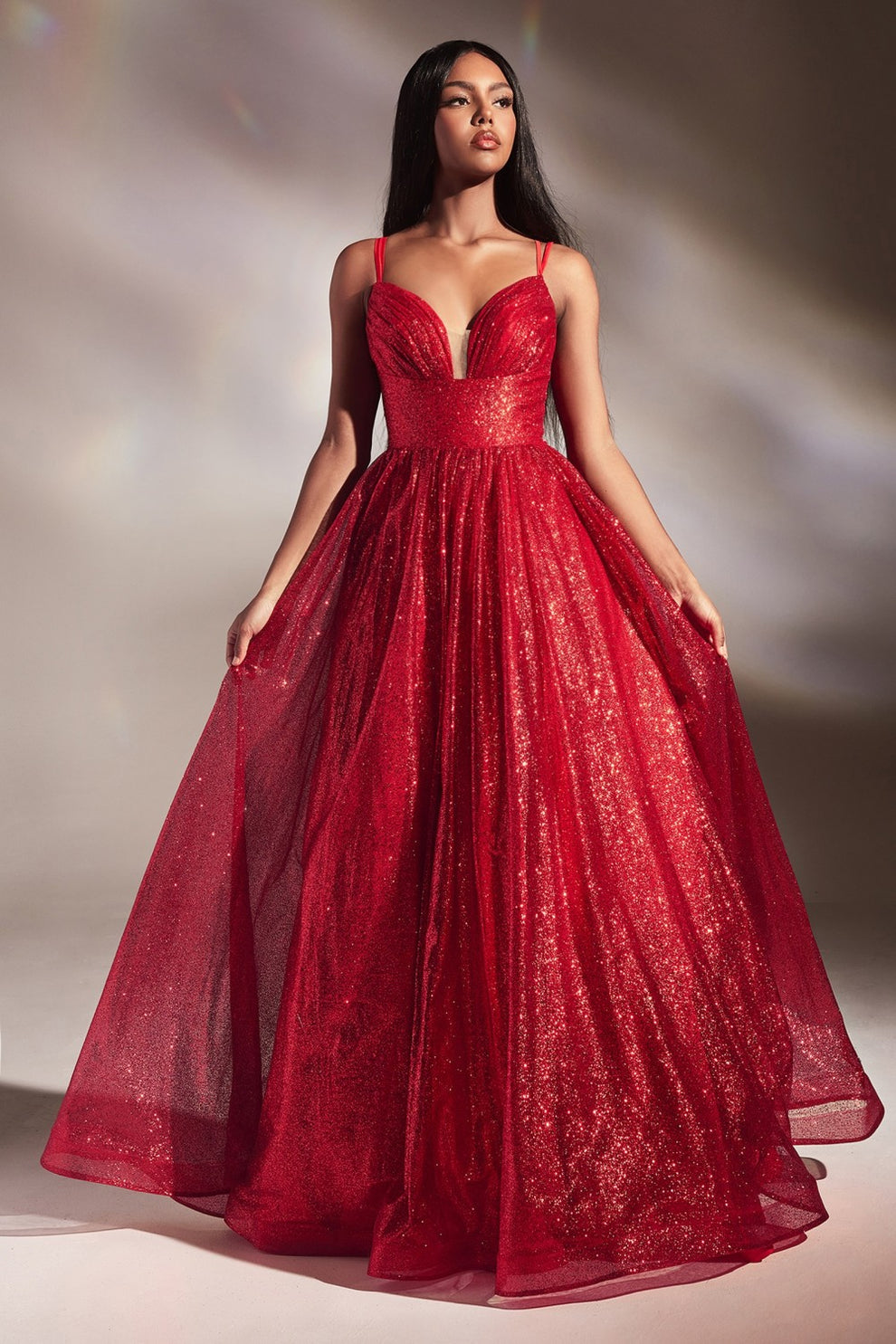 Vestido de gala de tul con tirantes finos, escote corazón y cintura ajustada, formal para graduación e invitadas de boda