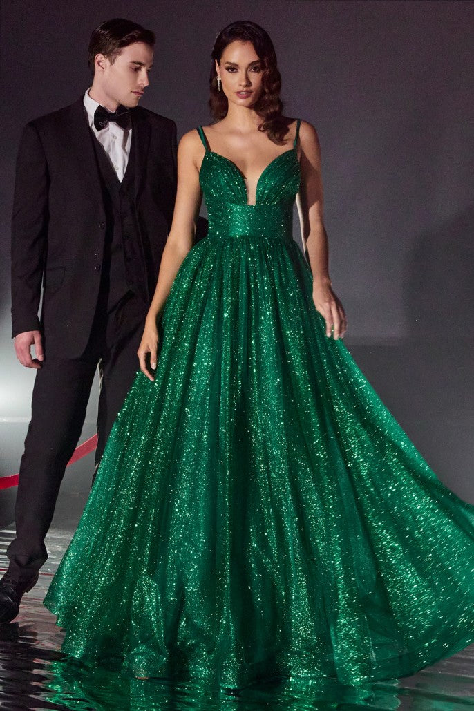 Vestido de gala de tul con tirantes finos, escote corazón y cintura ajustada, formal para graduación e invitadas de boda