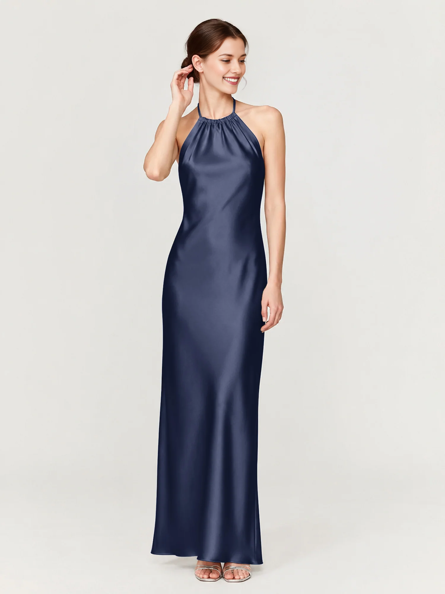 Vestido largo de dama de honor con hombros descubiertos, escote corazón, cintura plisada de tul y lazo en la espalda.