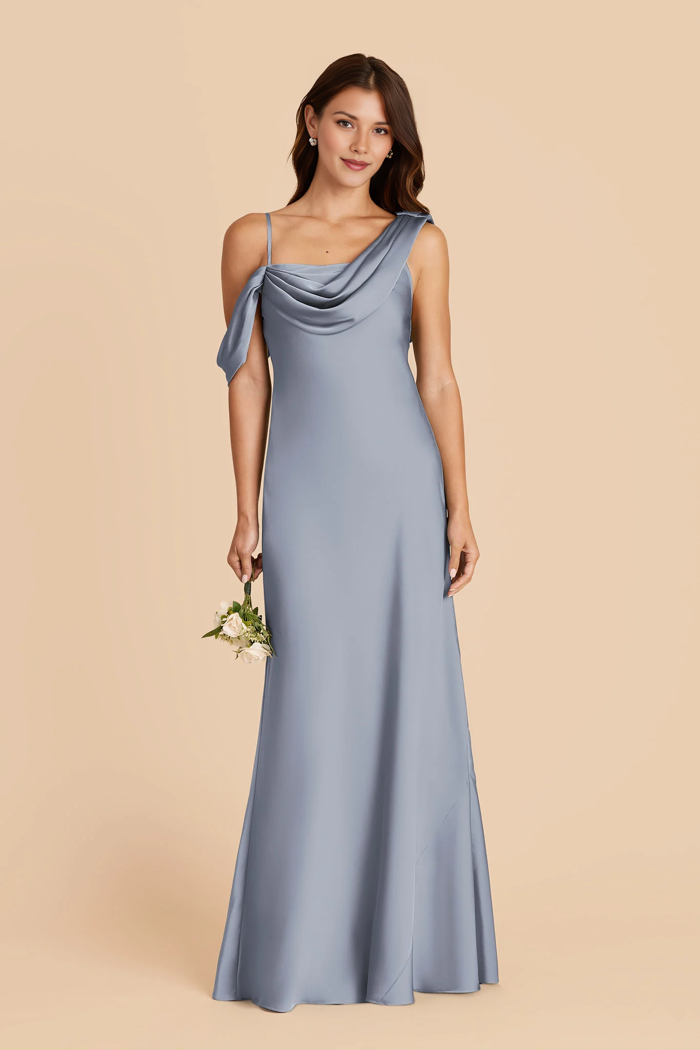 Vestido largo de dama de honor de satén tipo sirena con cuello desbocado asimétrico y hombros descubiertos
