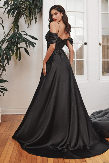 Vestido de satén corte A con escote corazón y hombros descubiertos, corpiño de encaje adornado, abertura alta, ideal para graduaciones y como vestido de invitada de boda