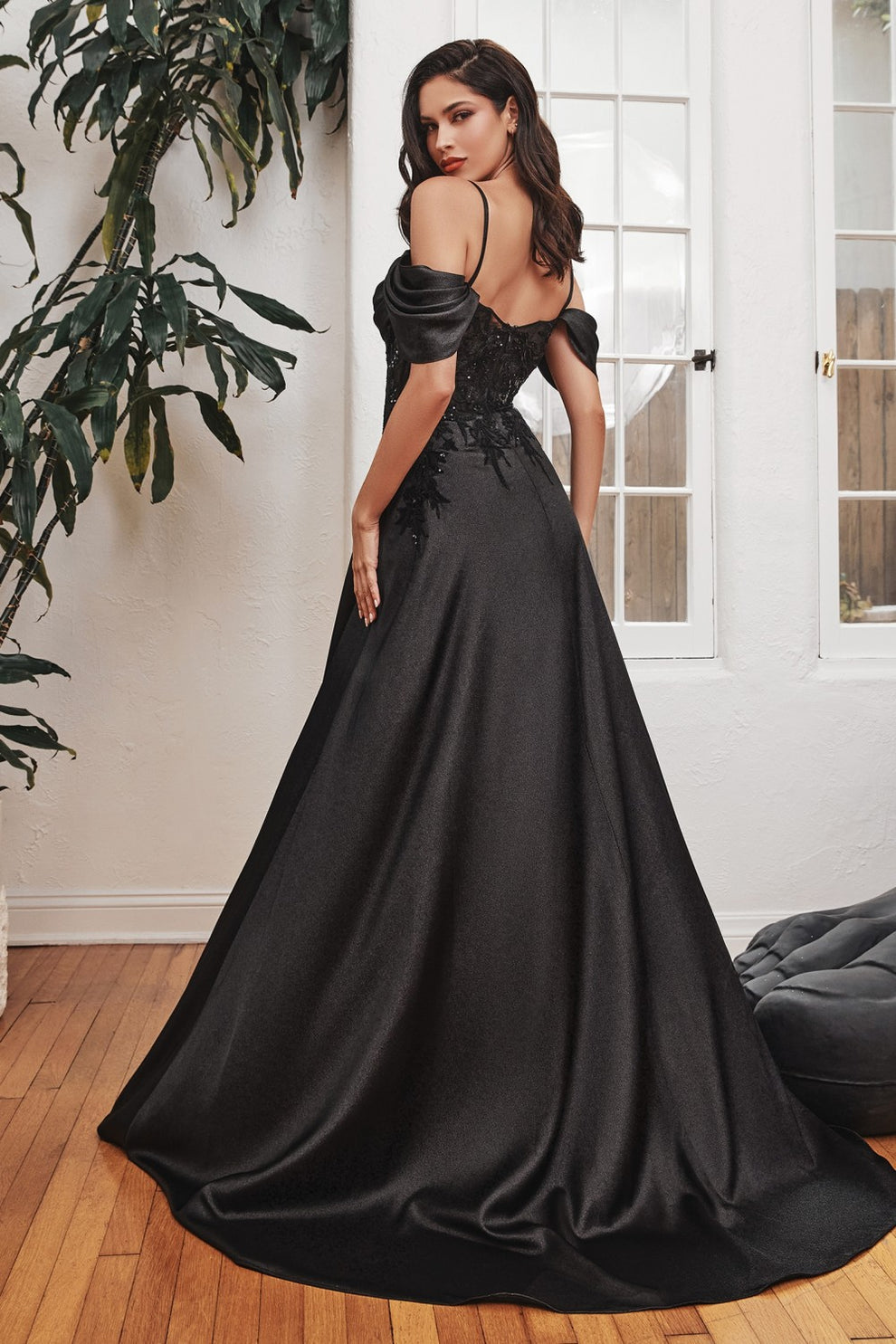 Vestido de satén corte A con escote corazón y hombros descubiertos, corpiño de encaje adornado, abertura alta, ideal para graduaciones y como vestido de invitada de boda