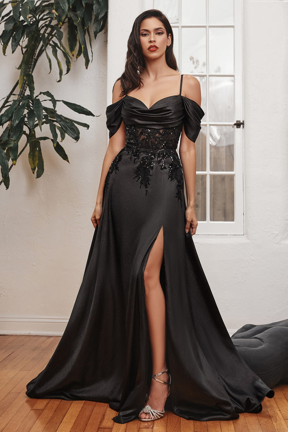 Vestido de satén corte A con escote corazón y hombros descubiertos, corpiño de encaje adornado, abertura alta, ideal para graduaciones y como vestido de invitada de boda