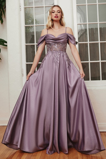 Vestido de satén corte A con escote corazón y hombros descubiertos, corpiño de encaje adornado, abertura alta, ideal para graduaciones y como vestido de invitada de boda