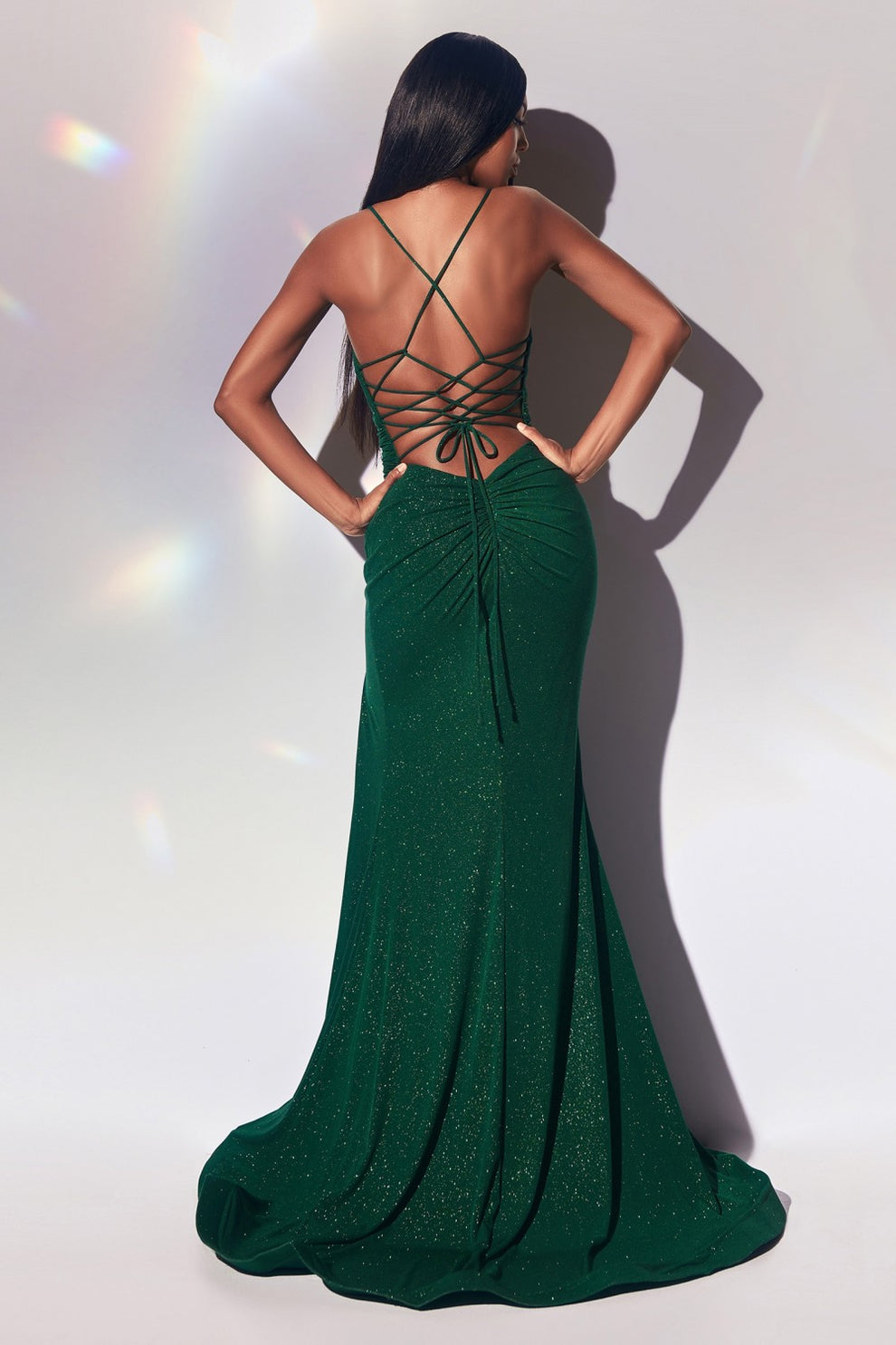 Vestido de fiesta formal y de invitada de boda sirena brillante con tirantes finos, escote pronunciado en V, corpiño fruncido y abertura alta