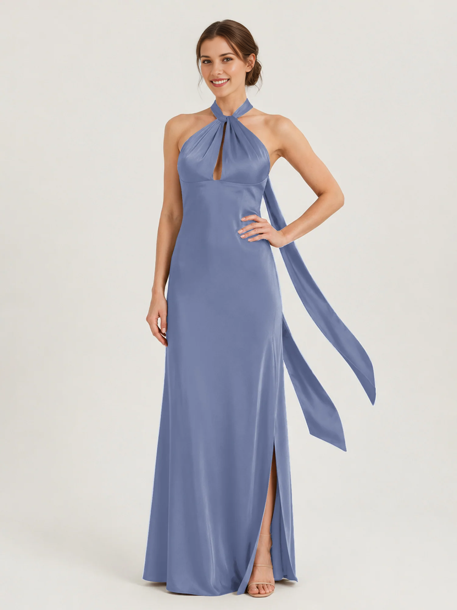 Vestido largo de dama de honor con hombros descubiertos, escote corazón, cintura plisada de tul y lazo en la espalda.