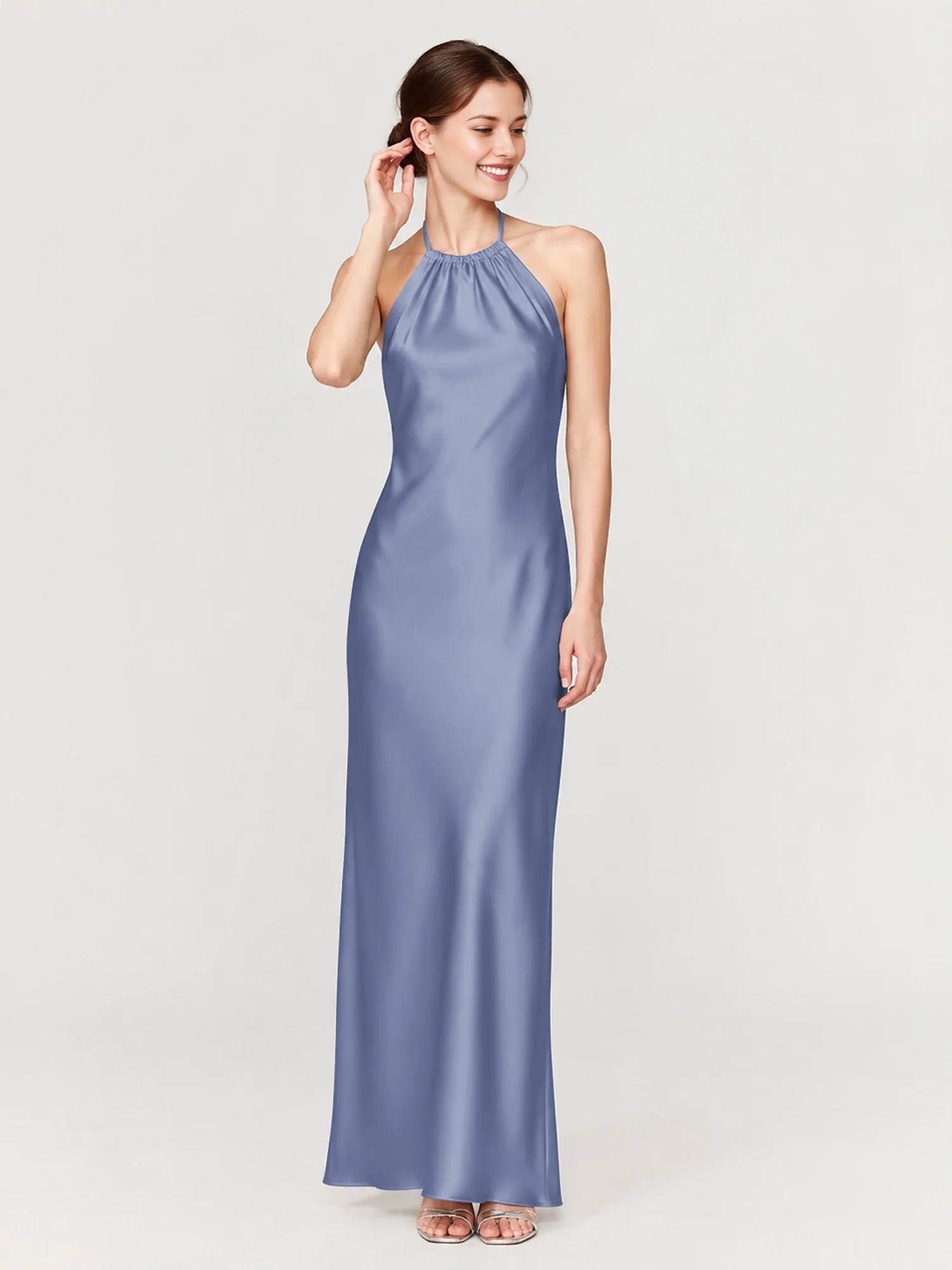 Vestido largo de dama de honor con hombros descubiertos, escote corazón, cintura plisada de tul y lazo en la espalda.