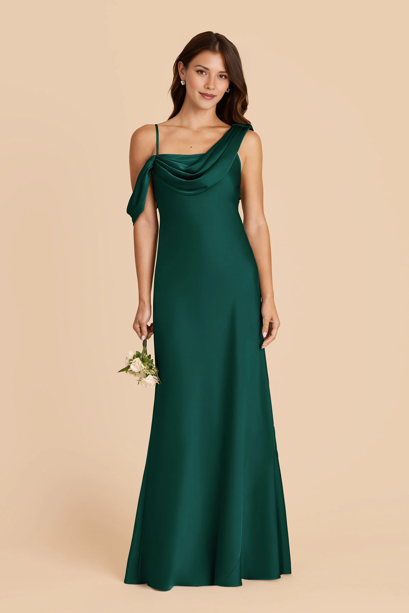 Vestido largo de dama de honor de satén tipo sirena con cuello desbocado asimétrico y hombros descubiertos