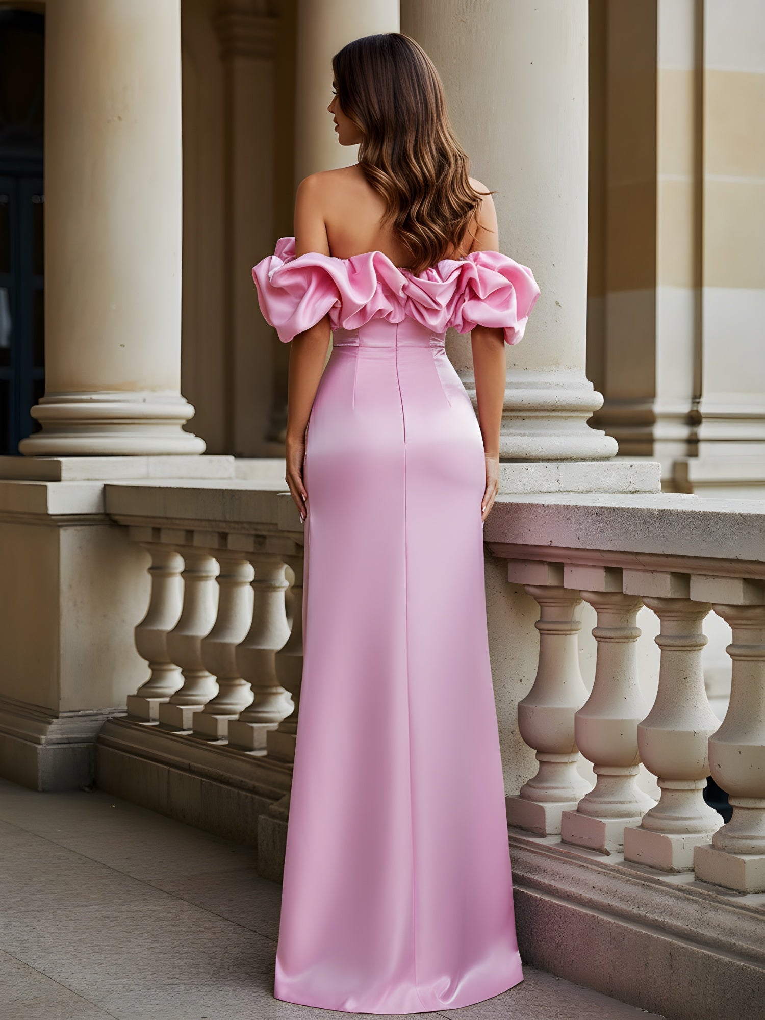 Elegante vestido de noche formal de raso rosa con volantes, hombros descubiertos y abertura alta para graduación y boda