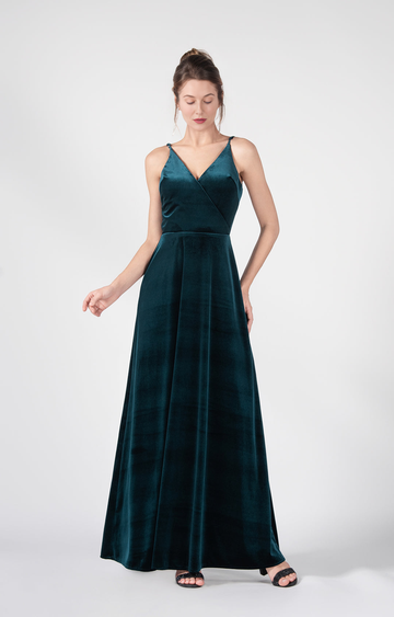 Elegante vestido de noche largo sin mangas con cuello de pico, corte en A y espalda abierta