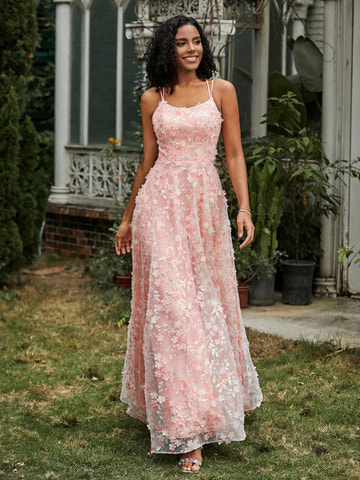 Vestido de tul sirena con tirantes finos, apliques florales 3D y corpiño transparente, ideal para fiesta de graduación o invitada de boda