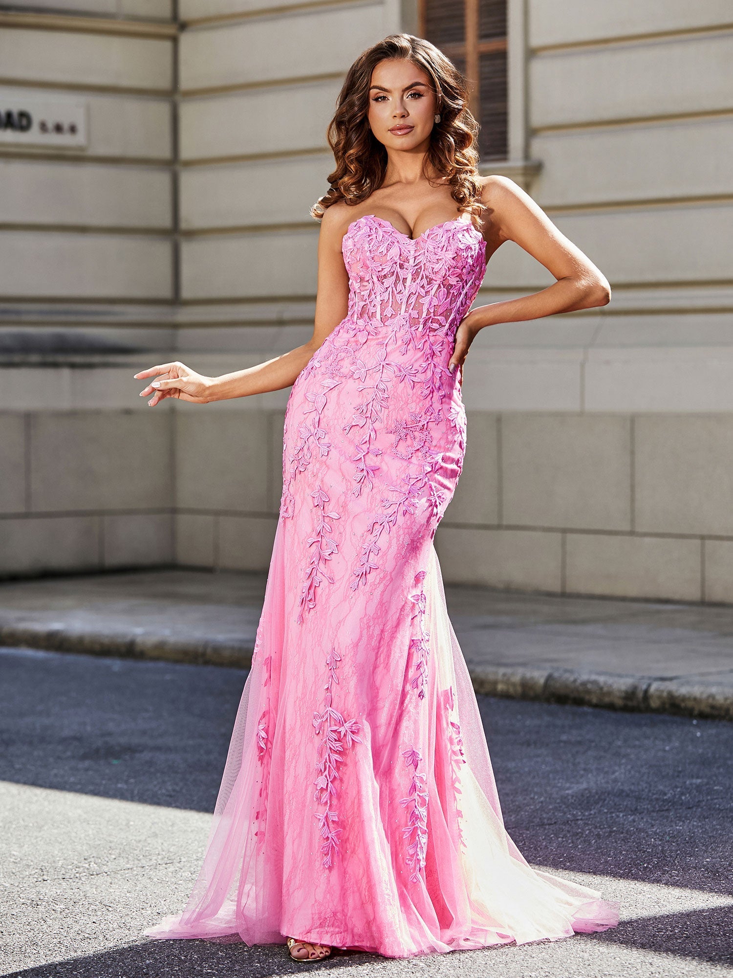 Vestido de gala sirena de encaje rosa palo, escote corazón sin tirantes, corpiño corsé transparente, apliques florales 3D, ideal para fiestas de graduación y bodas.