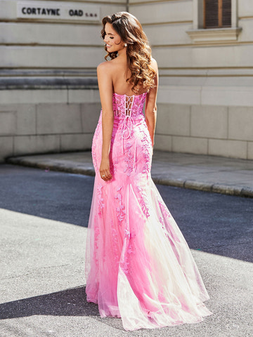 Vestido de gala sirena de encaje rosa palo, escote corazón sin tirantes, corpiño corsé transparente, apliques florales 3D, ideal para fiestas de graduación y bodas.
