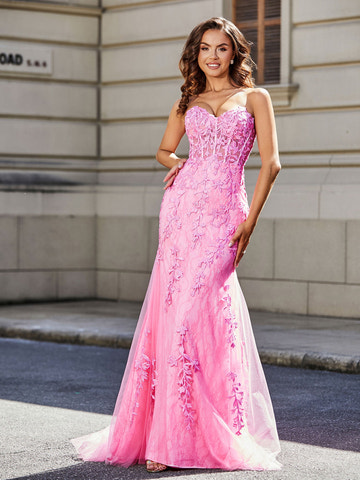 Vestido de gala sirena de encaje rosa palo, escote corazón sin tirantes, corpiño corsé transparente, apliques florales 3D, ideal para fiestas de graduación y bodas.