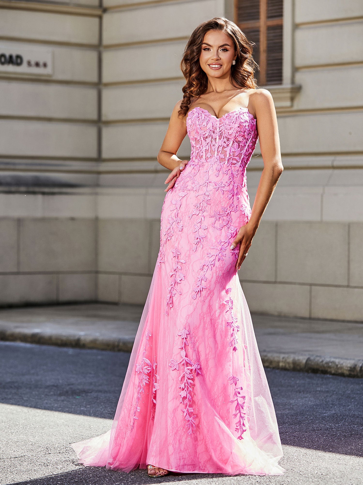 Vestido de gala sirena de encaje rosa palo, escote corazón sin tirantes, corpiño corsé transparente, apliques florales 3D, ideal para fiestas de graduación y bodas.
