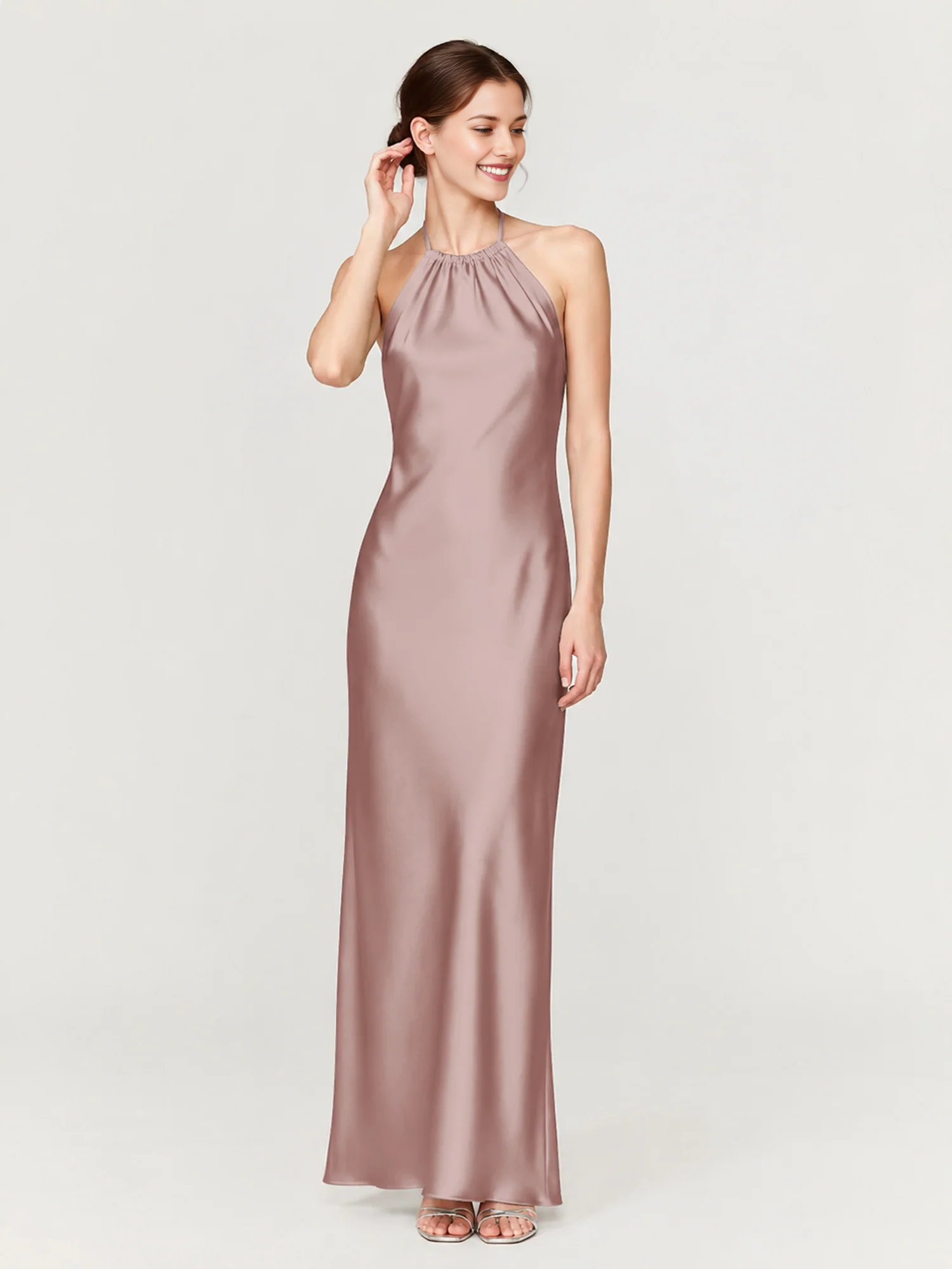 Vestido largo de dama de honor con hombros descubiertos, escote corazón, cintura plisada de tul y lazo en la espalda.