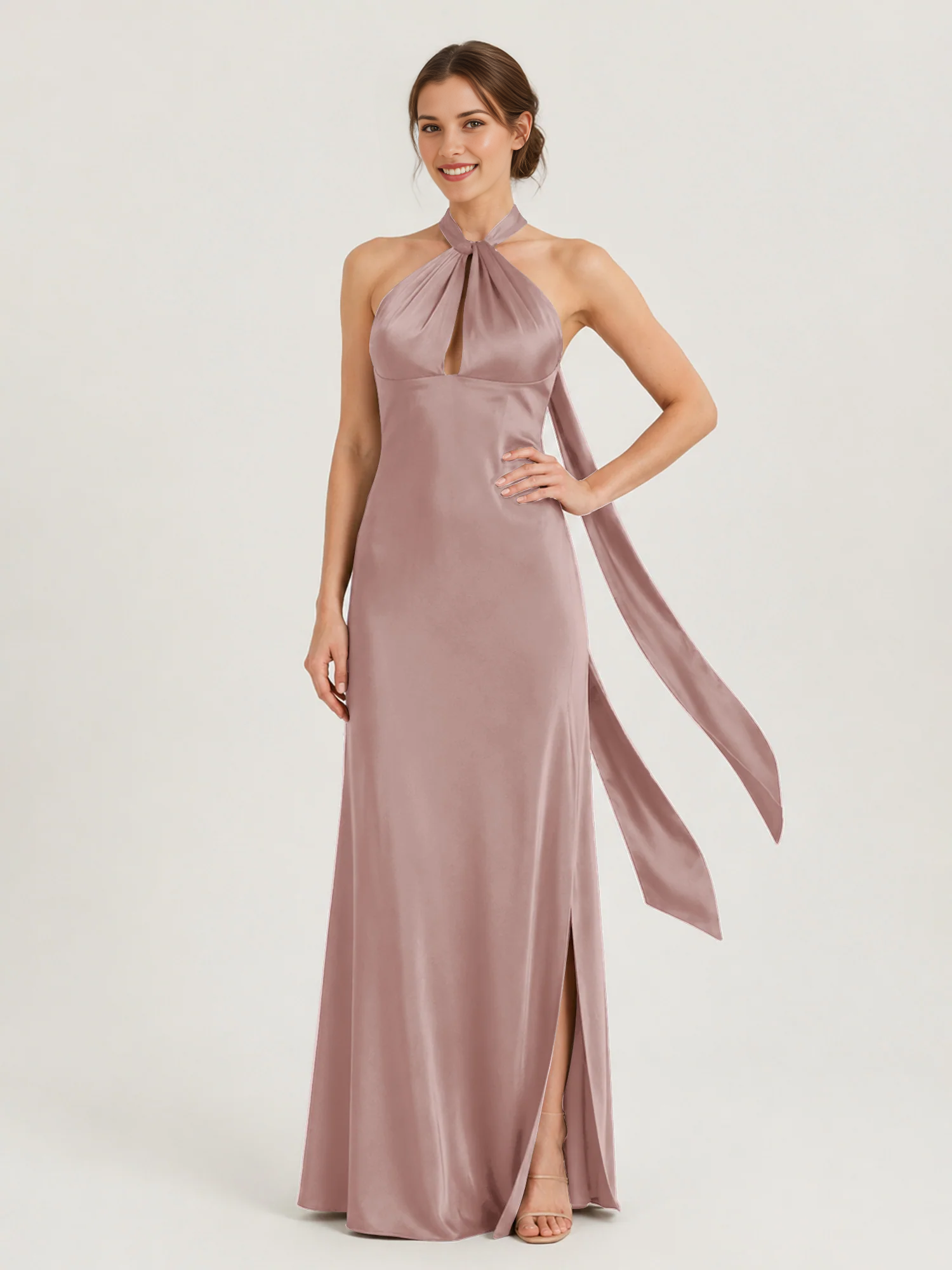 Vestido largo de dama de honor con hombros descubiertos, escote corazón, cintura plisada de tul y lazo en la espalda.
