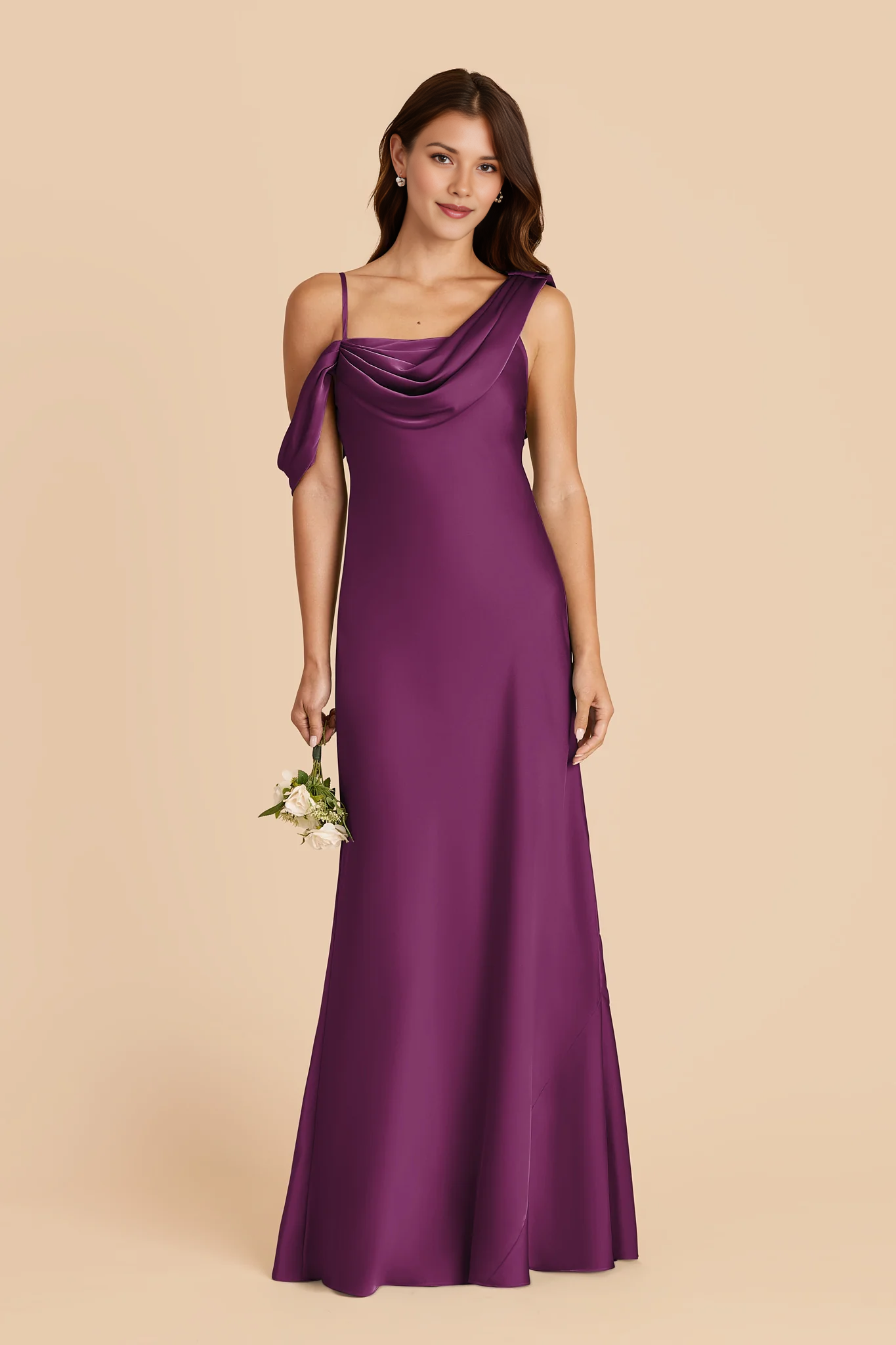Vestido largo de dama de honor de satén tipo sirena con cuello desbocado asimétrico y hombros descubiertos