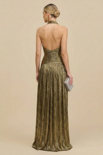 Un vestido maxi de noche plisado hasta el suelo con cuello halter metálico y línea A