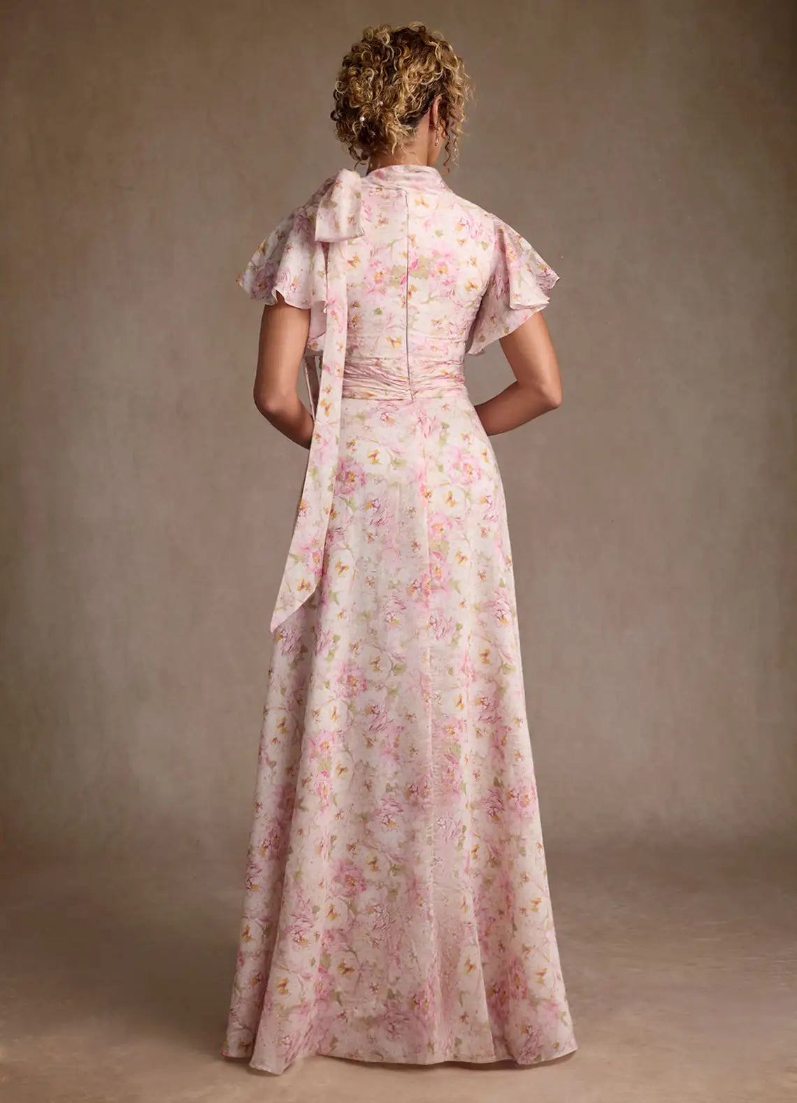 Elegante vestido de gasa plisado en línea A con estampado floral y cuello alto para madre de la novia con lazo