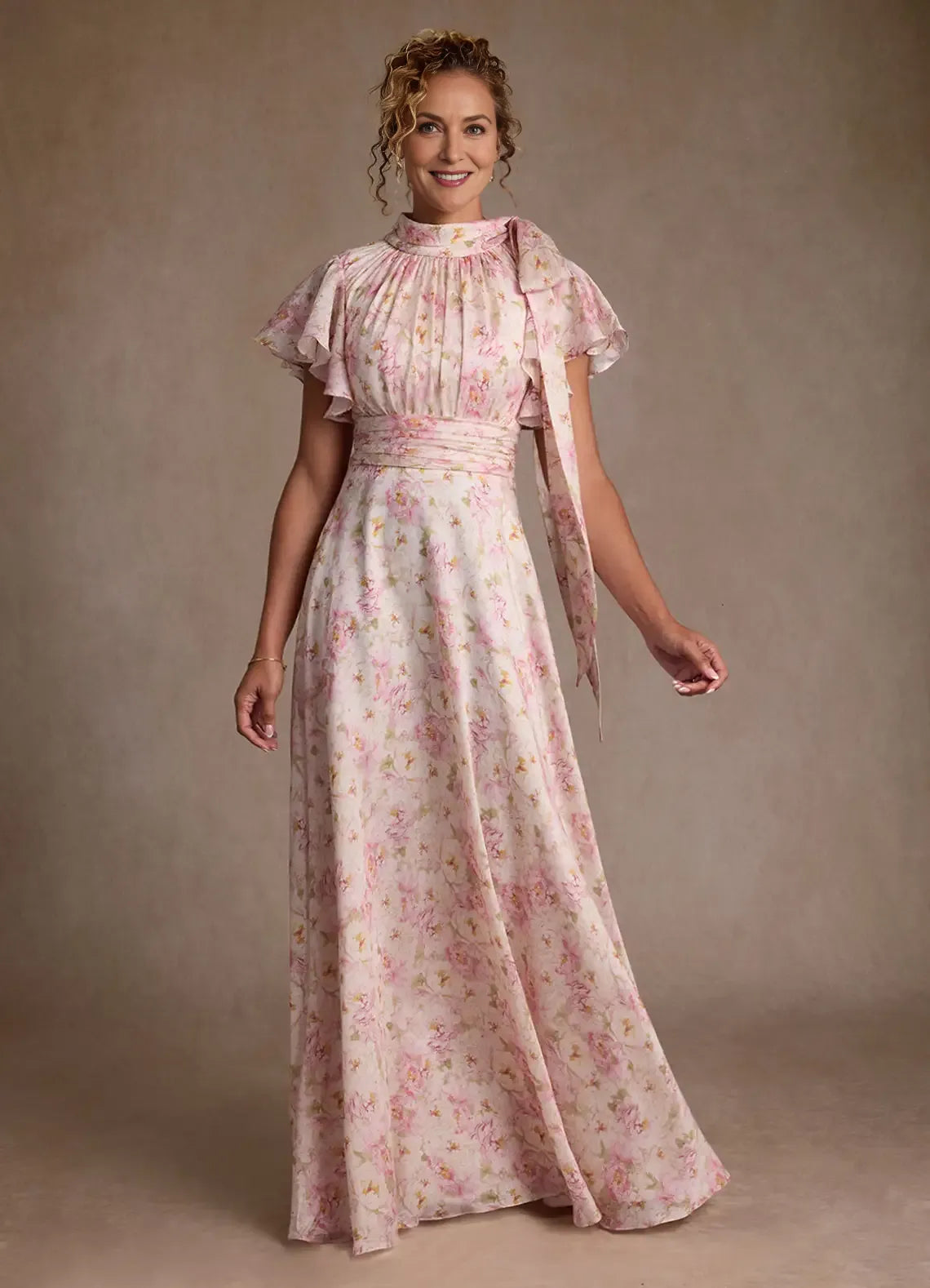 Elegante vestido de gasa plisado en línea A con estampado floral y cuello alto para madre de la novia con lazo