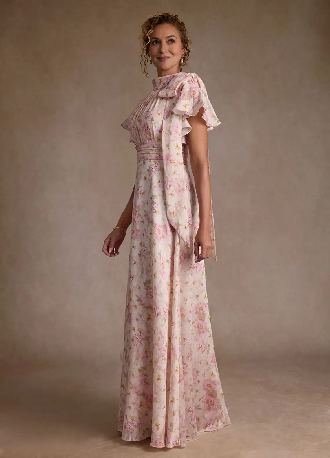 Elegante vestido de gasa plisado en línea A con estampado floral y cuello alto para madre de la novia con lazo