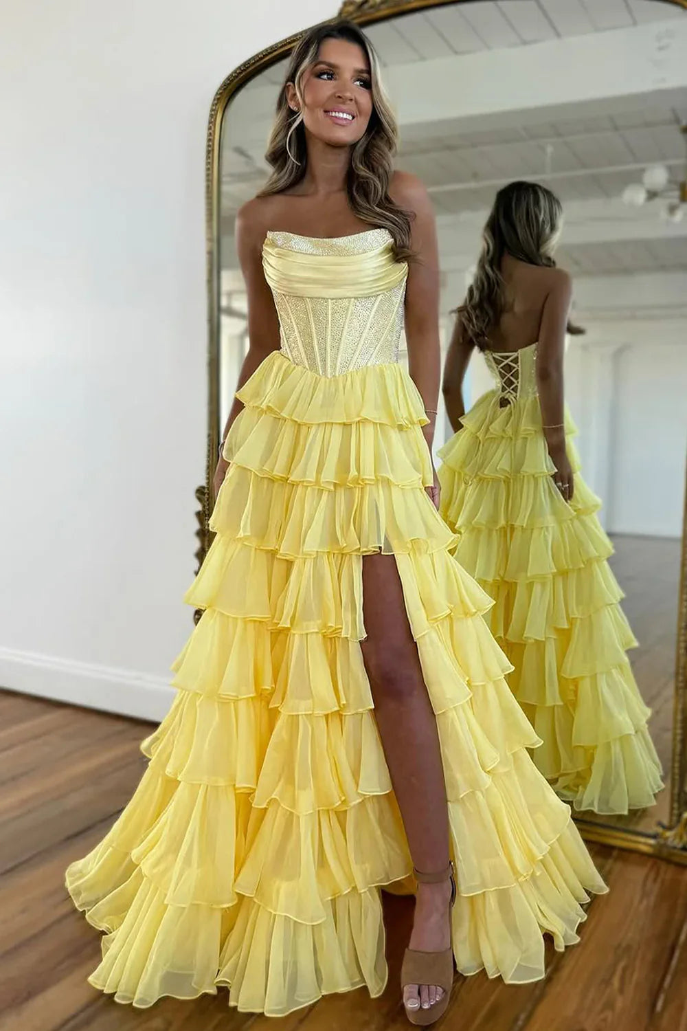Vestido de fiesta de gasa con corpiño fruncido y escote palabra de honor línea A con pedrería