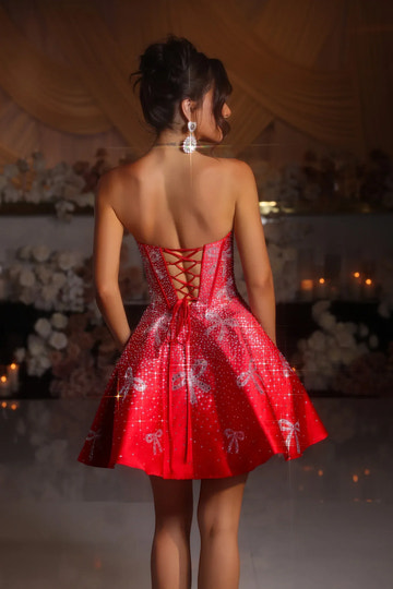 Vestido de fiesta brillante de satén corto sin tirantes con lazo y pedrería línea A