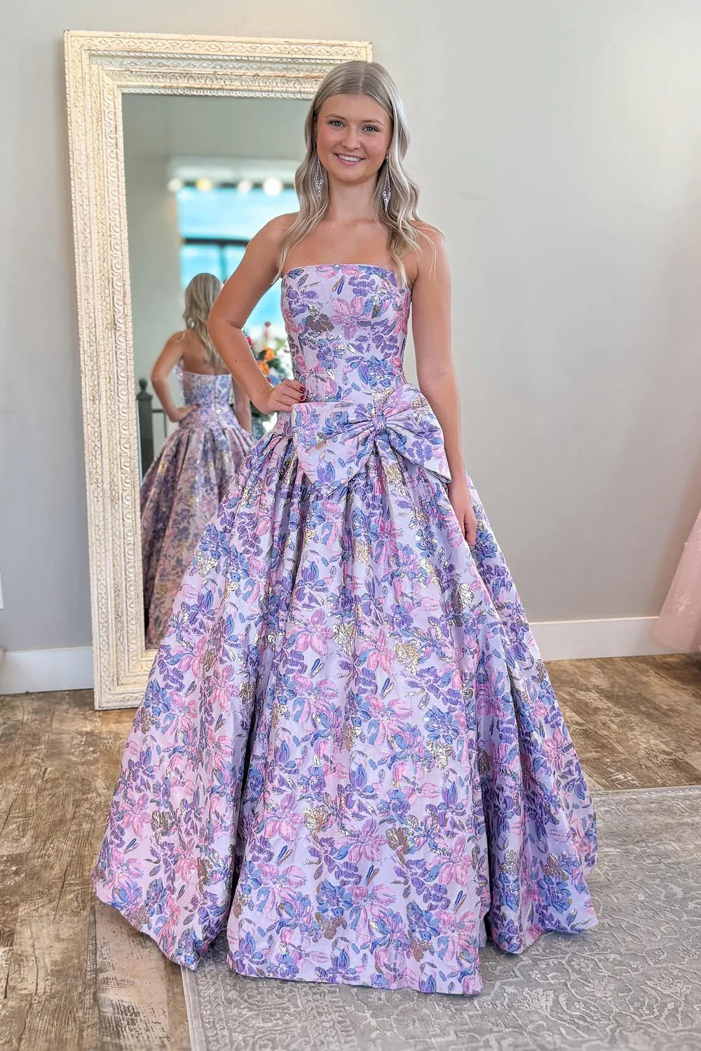 Elegante vestido de fiesta palabra de honor acampanado con detalle de lazo y jacquard