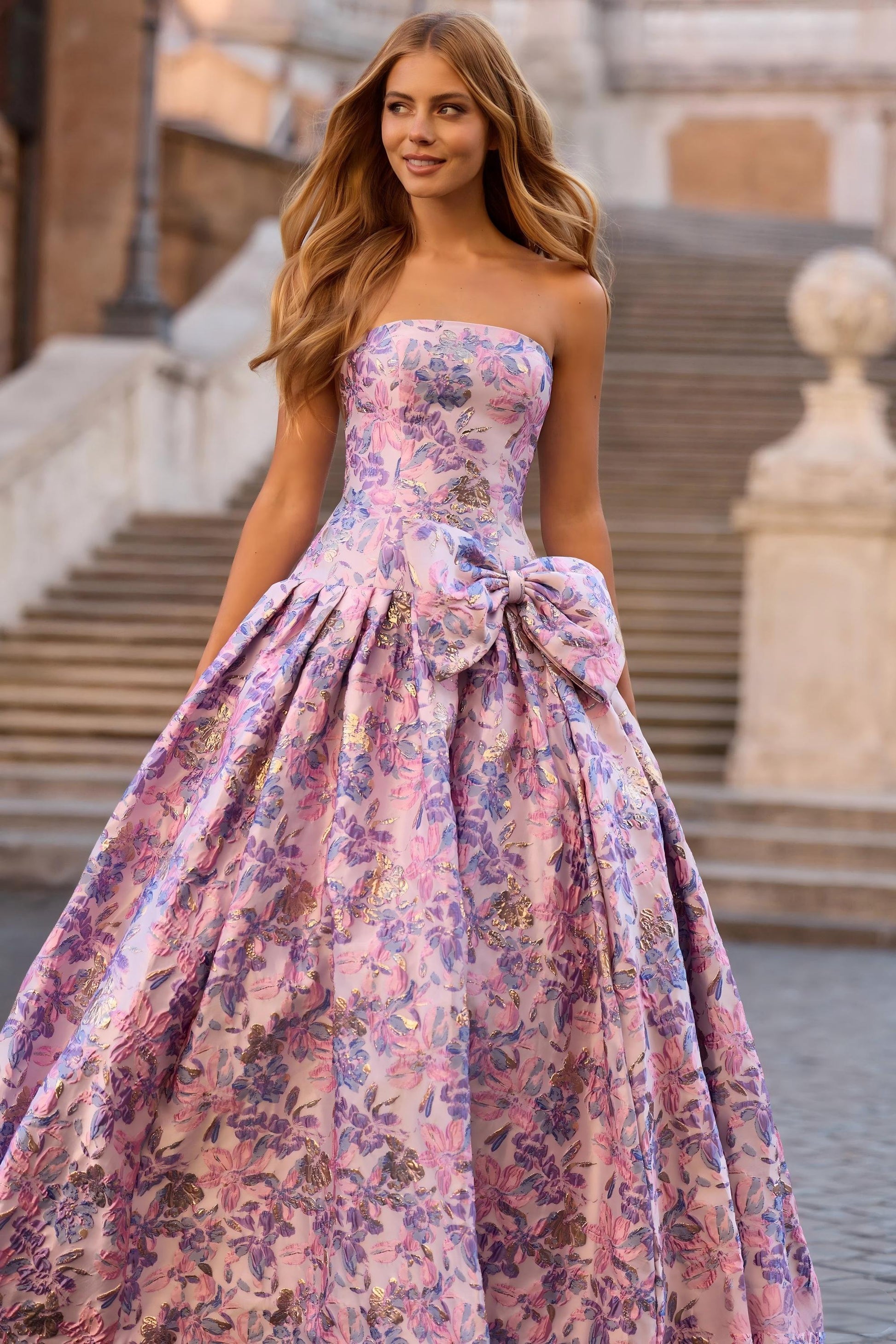 Elegante vestido de fiesta palabra de honor acampanado con detalle de lazo y jacquard