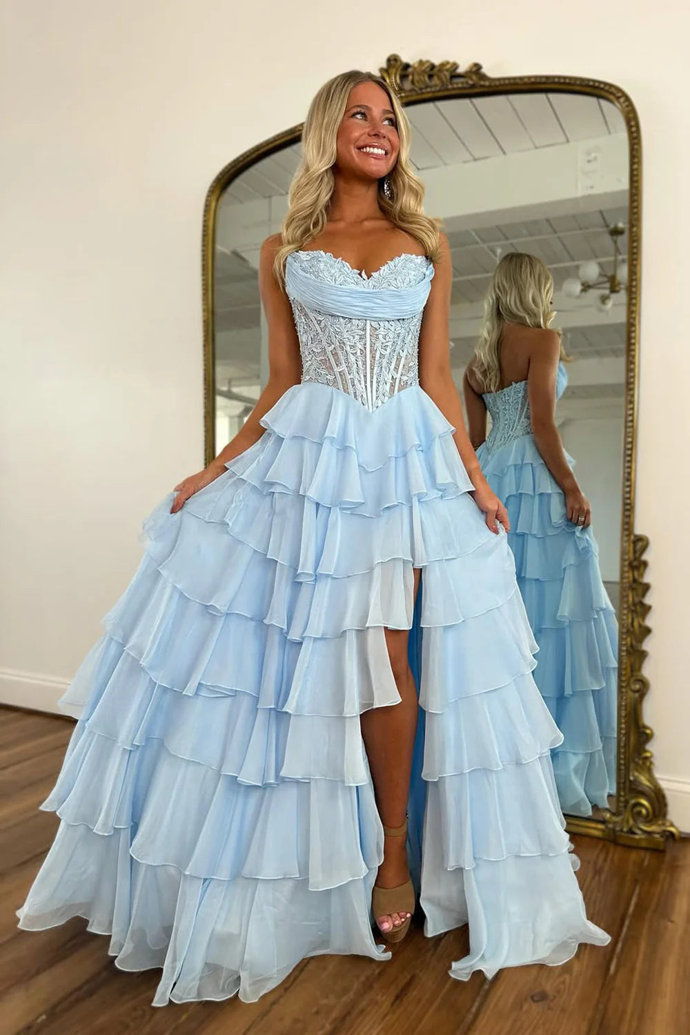 Vestido de fiesta romántico con silueta A, sin tirantes, volantes escalonados, corsé, abertura y dobladillo alto-bajo