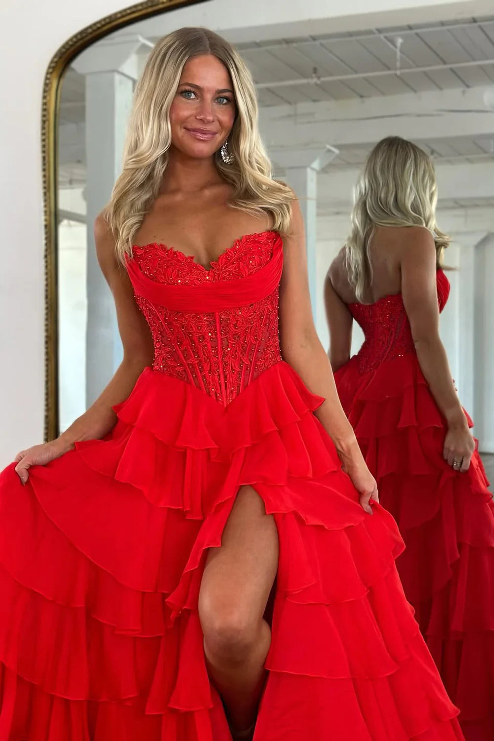 Vestido de fiesta romántico con silueta A, sin tirantes, volantes escalonados, corsé, abertura y dobladillo alto-bajo