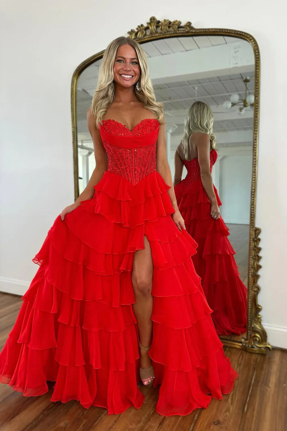 Vestido de fiesta romántico con silueta A, sin tirantes, volantes escalonados, corsé, abertura y dobladillo alto-bajo