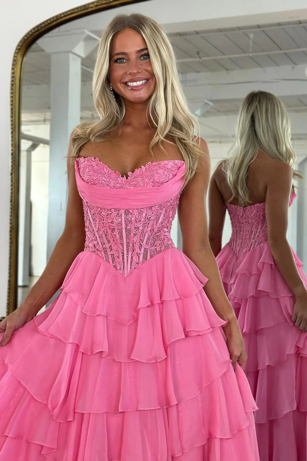 Vestido de fiesta romántico con silueta A, sin tirantes, volantes escalonados, corsé, abertura y dobladillo alto-bajo