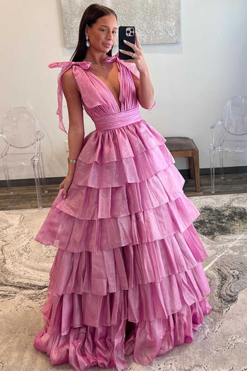 Vestido de Fiesta Largo de Organdí Escalonado Rosa con Cuello de Pico y Estilo Hada